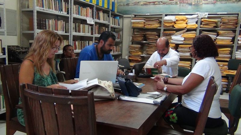 Professor José da Costa Silva com alunos da Universidade de Rôndônia